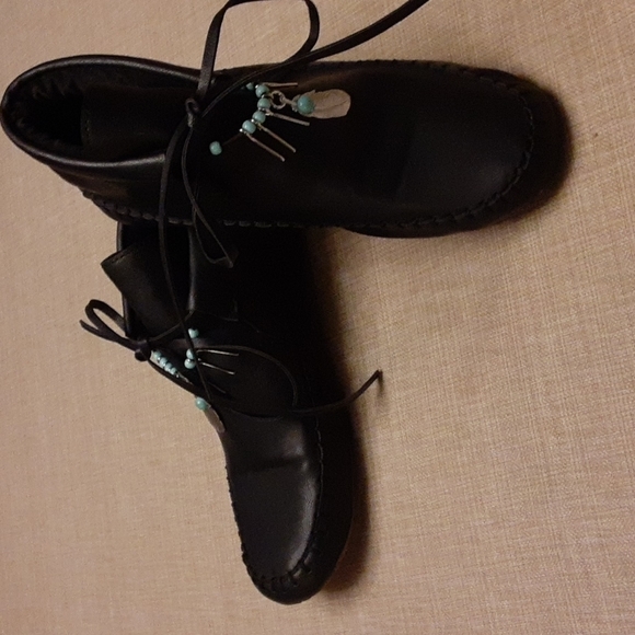 Shoes - Leather Moccasin Ankle Boots. Size 7. Black w/Turquois and Silver.